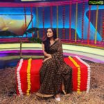 Ragini Dwivedi Instagram - UGADI SPECIAL INTERVIEW Such a fun shoot and interaction 😊 Shooting for @dighvijaynews Makeup and hair @glossnglass.academy @glossnglass.salon Outfit and styling @rohini64 #raginidwivedi #loveyourself #shoot #pictureoftheday #portraitphotography #ugadispecial Dighvijay News - ದಿಗ್ವಿಜಯ ನ್ಯೂಸ್