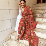Ragini Dwivedi Instagram - DO YOU LIKE WHITE WITH PRINT ?? Summers come with clean hair do and mix and match of cottons with prints Try it and tag me do ur own mix and match :) #raginidwivedi #summertime #summervibes #pictureoftheday #portraitphotography #instagram #instagood #instalike #instadaily #inspiration #indianwear #poser #festivevibes #ugadifestival