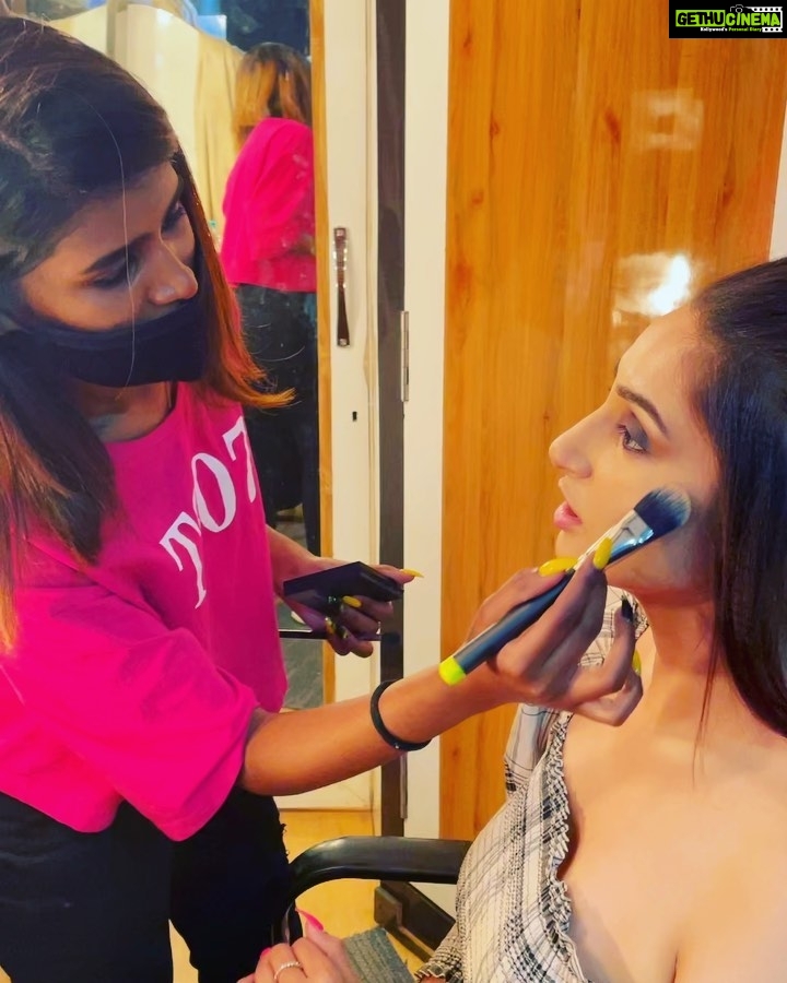 Ragini Dwivedi Instagram - THE AMAZING LOOK process Yup takes a good one hour and a great team to get the apt look 👀 Be a part of the process and the team fabulous work by the girls @glossnglass.academy #raginidwivedi #makeuplooks #love #performance #ugadifestival #light #newbeginnings #karnataka #south #india #international #letsdoit