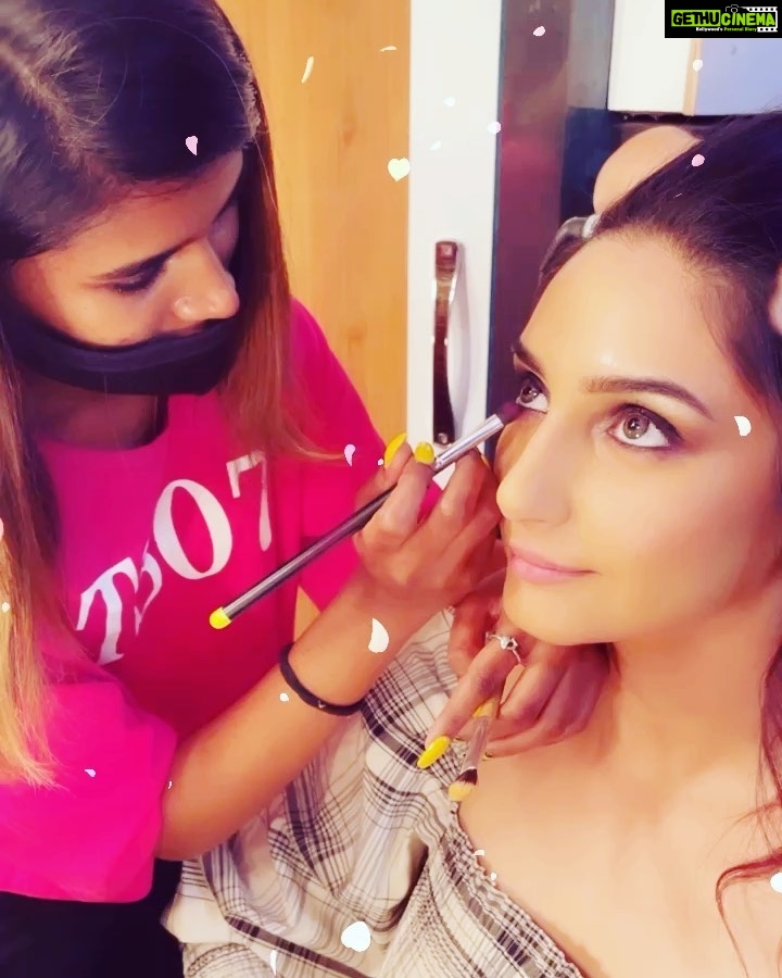 Ragini Dwivedi Instagram - THE AMAZING LOOK process Yup takes a good one hour and a great team to get the apt look 👀 Be a part of the process and the team fabulous work by the girls @glossnglass.academy #raginidwivedi #makeuplooks #love #performance #ugadifestival #light #newbeginnings #karnataka #south #india #international #letsdoit