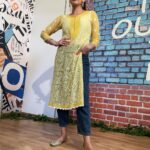 Ragini Dwivedi Instagram - Yellow Tuesday’s ❤️🥳 mix and match ur kurta with jeans baggy and skinny with Punjabi jooti #rdfashion #fusion #loveyourself #loveforpunjab #indowestern #workandplay #comfortablefashion #fashionista #fashionblogger #influencerstyle #raginidwivedi #workmode #lovewins