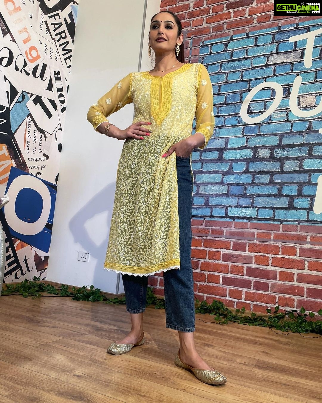Ragini Dwivedi Instagram - Yellow Tuesday’s ❤️🥳 mix and match ur kurta with jeans baggy and skinny with Punjabi jooti #rdfashion #fusion #loveyourself #loveforpunjab #indowestern #workandplay #comfortablefashion #fashionista #fashionblogger #influencerstyle #raginidwivedi #workmode #lovewins