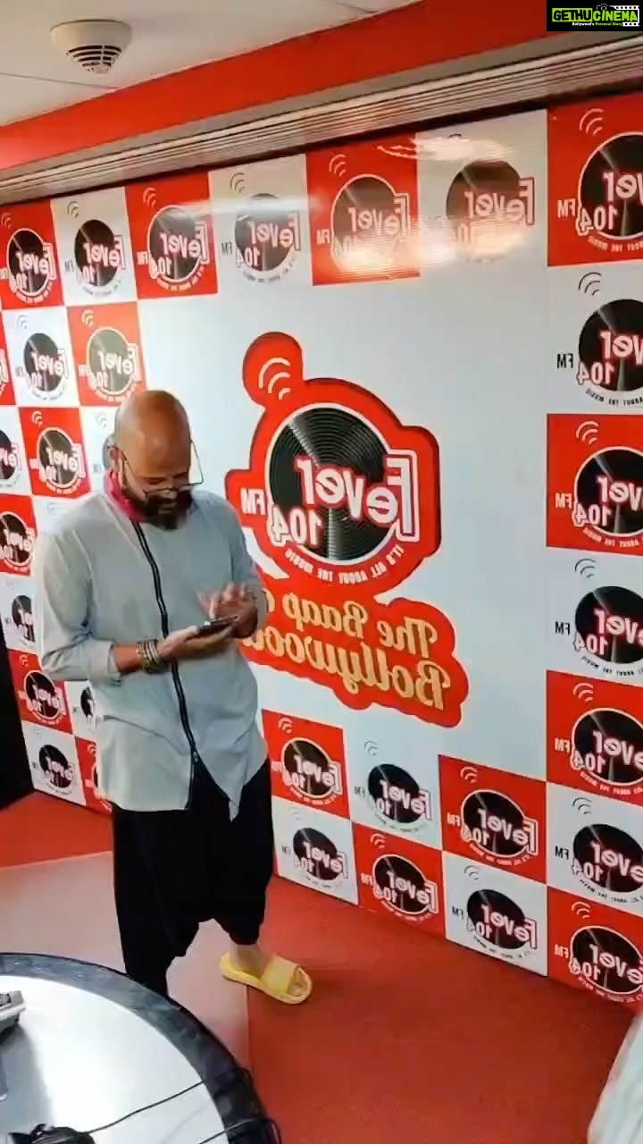 Ragini Dwivedi Instagram - THE JAKSON WAY 🤣🤣🤣 wid d dearest @rj.prithviv stay tuned for the interview out soon 😂😂 #raginidwivedi #funnyvideos #madnessoverloaded #reels #reelsinstagram #reelitfeelit #funtimes #caughtoncamera #midweekvibes #friends #instagram #instagood #instadaily #instalike #instamood