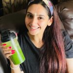 Ragini Dwivedi Instagram - #RDFITNESS brings to you a smoothie instead of ur breakfast I’m trying this cool way to stay fit and glowing skin with detox for the body .... more than welcome to join me and share this journey with me WEEK ONE : Spinach smoothie This jar consists of banana and apple 1 whole and apple cider vinegar 1tbs lemon half and water 1cup with our key ingredient spinach 3cups :) we change the smoothie every week ... lets give it a shot and see what happens 🥰🥰 #raginidwivedi #fitnessmotivation #healthystart #replaceurbreakfast #lovenlight #smile #instagram #instalike #instagood #instadaily #influencerstyle