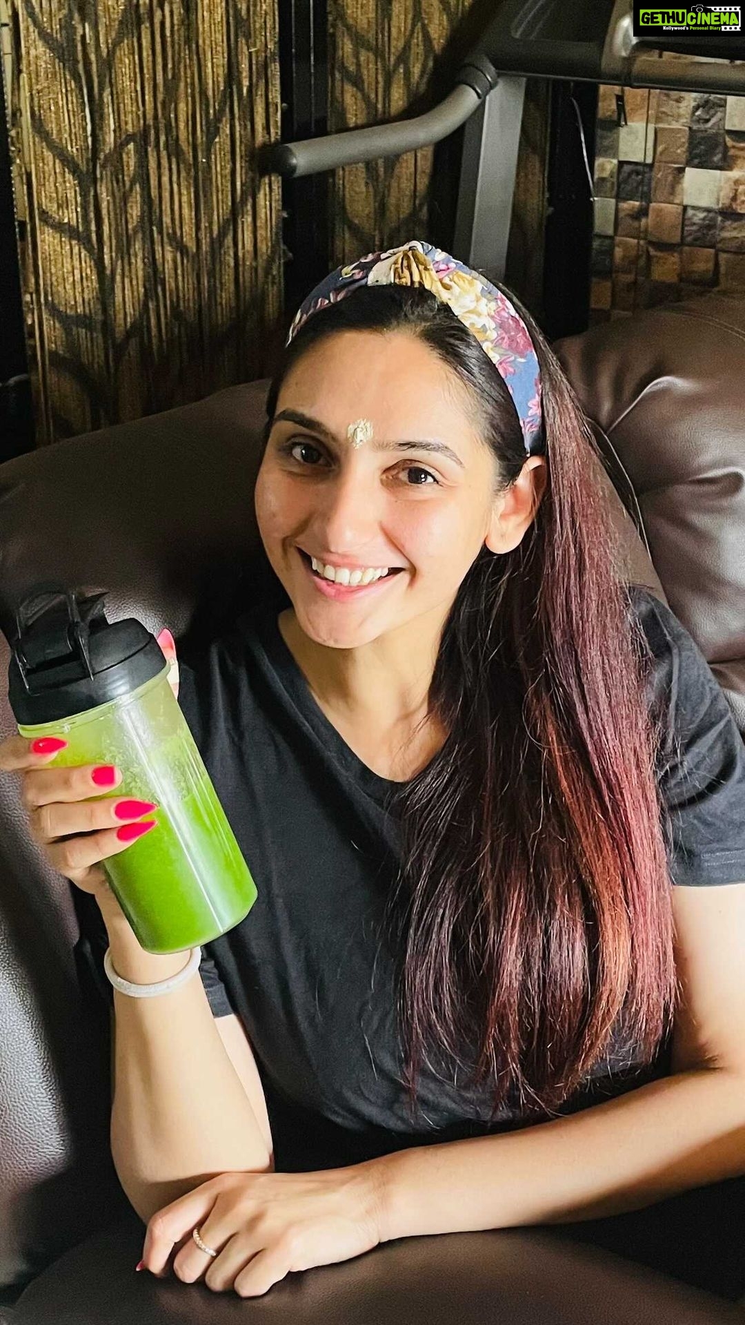 Ragini Dwivedi Instagram - #RDFITNESS brings to you a smoothie instead of ur breakfast I’m trying this cool way to stay fit and glowing skin with detox for the body .... more than welcome to join me and share this journey with me WEEK ONE : Spinach smoothie This jar consists of banana and apple 1 whole and apple cider vinegar 1tbs lemon half and water 1cup with our key ingredient spinach 3cups :) we change the smoothie every week ... lets give it a shot and see what happens 🥰🥰 #raginidwivedi #fitnessmotivation #healthystart #replaceurbreakfast #lovenlight #smile #instagram #instalike #instagood #instadaily #influencerstyle