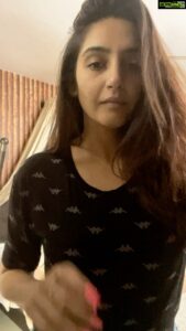 Ragini Dwivedi Instagram - Always take time out to do ur own little personal things .... makes a huge difference on ur character and being :) no matter now many people u have working around you ❤️ #dothisinyourstyle #lovenlight #raginidwivedi #dourownthing #lovenlight #selfindependent #actor #homesweethome #reels #reelsinstagram #reelitfeelit
