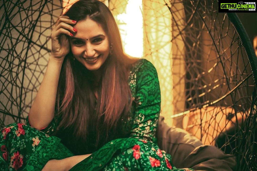 Ragini Dwivedi Instagram - BEAUTY is power ποΈββοΈποΈββοΈποΈββοΈ SMILE is the sword my friend π #raginidwivedi #positivevibes #shootdiaries #actorslife #newpost #photooftheday #love #light #shooting #workhard #instagram #instagood #instadaily #instamood Shot by Team Ragini Dwivedi