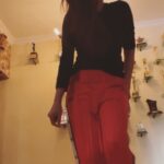 Ragini Dwivedi Instagram – AFTER YOGA DANCE 💃 🙃 
I like u just the way you are :) you should too #raginidwivedi #loveyourself #morningmotivation #morningvibes #positivevibes #dancersofinstagram #reelsinstagram #reelitfeelit #reels
