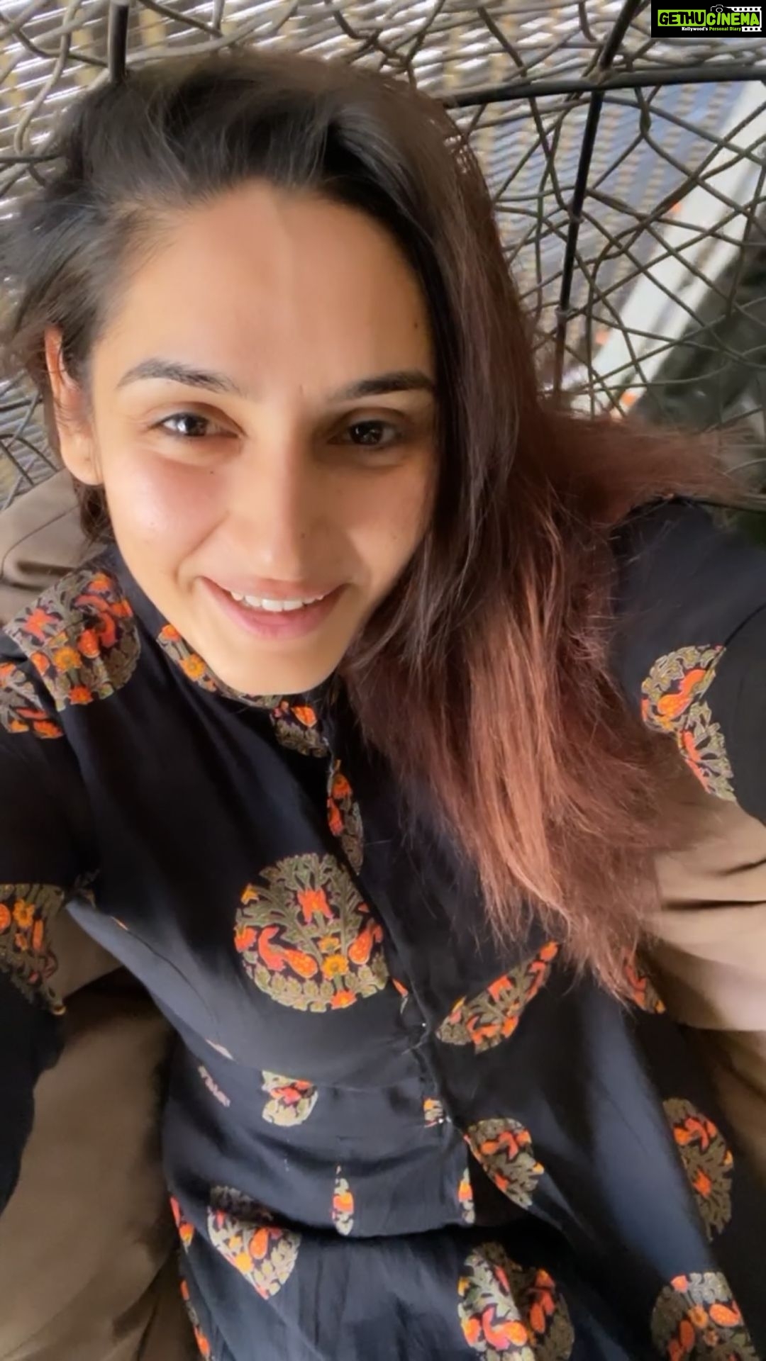 Ragini Dwivedi Instagram - Kho gaye hum kahaaaa πΊπ½π₯° #reelsinstagram #raginidwivedi #happyskin#happyface #love #letsdothis #tuesdaythoughts #vibes #poser #happinessquotes #keepsmiling #shiningbright