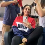 Ragini Dwivedi Instagram – When u get all the attention in the salon😂😂😂😂😂🤭🙃😜 💇‍♀️ #vviptreatment #attention #salonlife #raginidwivedi #reelsinstagram #reelitfeelit #reels #reelsvideo #reelsindia #saturdayvibes #saturdaymood #positivevibes