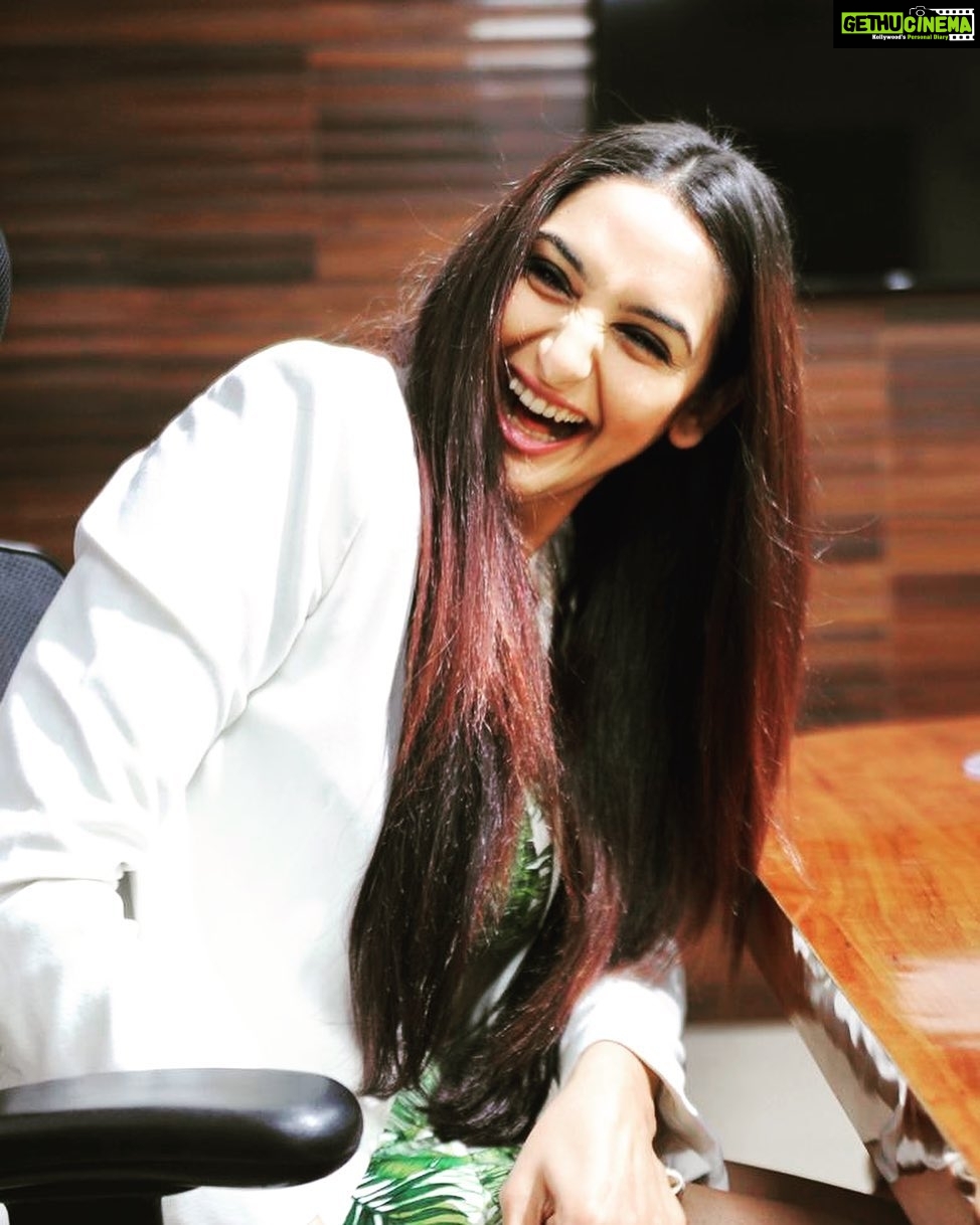 Ragini Dwivedi Instagram - MIRRORS : Don’t lie and lucky for a few they don’t laugh and slap tooo 🙃 Ps: wouldn’t Be great to have laughing mirror much needed 😉😼 #raginidwivedi #thuglife #lovenlight #laughnsmilemore #positivevibes #loveyourself #silencespeaks #keepsmiling #instadaily #instagram #instagood #instalike #instamood