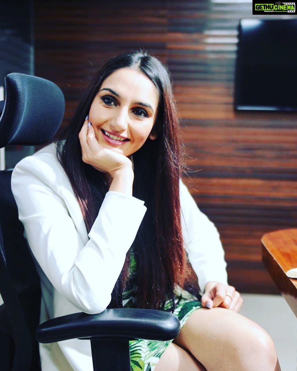 Ragini Dwivedi Instagram - When u attend a lecture but didnβt hear a thing cause the TEACHER be too hot ππ ps : pray no one watching u drool π€π€π€ #tuesdayvibes #raginidwivedi Anyone been in my seat ???? Comment ur tiny experience πβπ½ππΎ #laughing #positivevibes #poserforlife #lovenlight #summervibes #keepsmiling #keeploving #instagram #instadaily #instagood #instalike Location @bangaloremirror Shot by @kaushikjn Makeup and hair @rraginidwivedi π Styling @rudraksh_dwivedi #raginidwivedi #positivevibes #lifestyle #positivity #smile #poser #instadaily #instagram #instagood #instalike #instamood #summervibes #lovenlight #bengaluru #karnataka Bengaluru