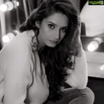 Ragini Dwivedi Instagram – THE ART OF EYE CONTACT 🙃
Works each time with finding clear intentions…. each time each and every time :)
