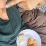 Ragini Dwivedi Instagram - Positive day starts with healthy food always 😊 and music 😎 #raginidwivedi #punjabimusic #wednesdayvibes #positivevibes #reelsinstagram #reels #reelitfeelit #fitness #peace #southindianfood #breakfast #video #foodstagram #foodiesofinstagram