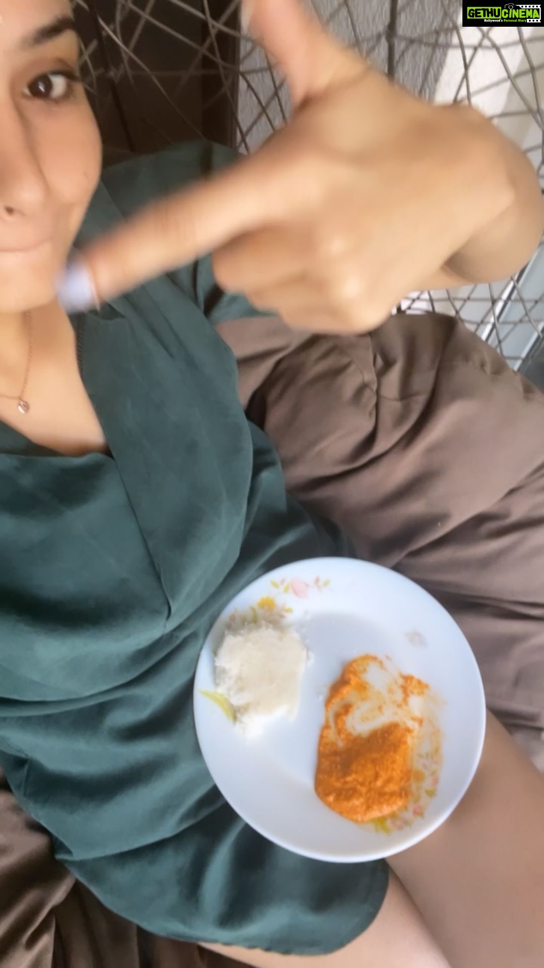 Ragini Dwivedi Instagram - Positive day starts with healthy food always π and music π #raginidwivedi #punjabimusic #wednesdayvibes #positivevibes #reelsinstagram #reels #reelitfeelit #fitness #peace #southindianfood #breakfast #video #foodstagram #foodiesofinstagram