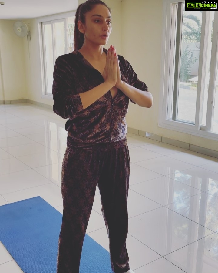 Ragini Dwivedi Instagram - SURYA NAMASKARA 🥰 The simplest and fastest way to stay fit internally and externally ... start simple and become an expert easily by practice 😊Start with 2 and end with 108 with time choose ur body comfortability #practicemakesperfect #excitingnews #love #live #positivevibes #yogapractice #happinessisachoice #staypositive #instagood Home Sweet Home