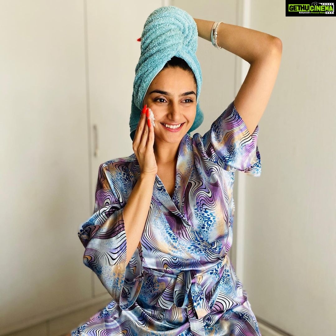 Ragini Dwivedi Instagram - #RDBEAUTY TIPS. Natural glow : Quarter cup curd One table spoon honey Tel table spoon Basen ( gram flour ) Apply on face for 15min and wash off Use ATLEAST thrice a week #raginidwivedi #love #pride #selfcare #sellove #skincare #homeremedies Shot by the fabulous @rudraksh_dwivedi