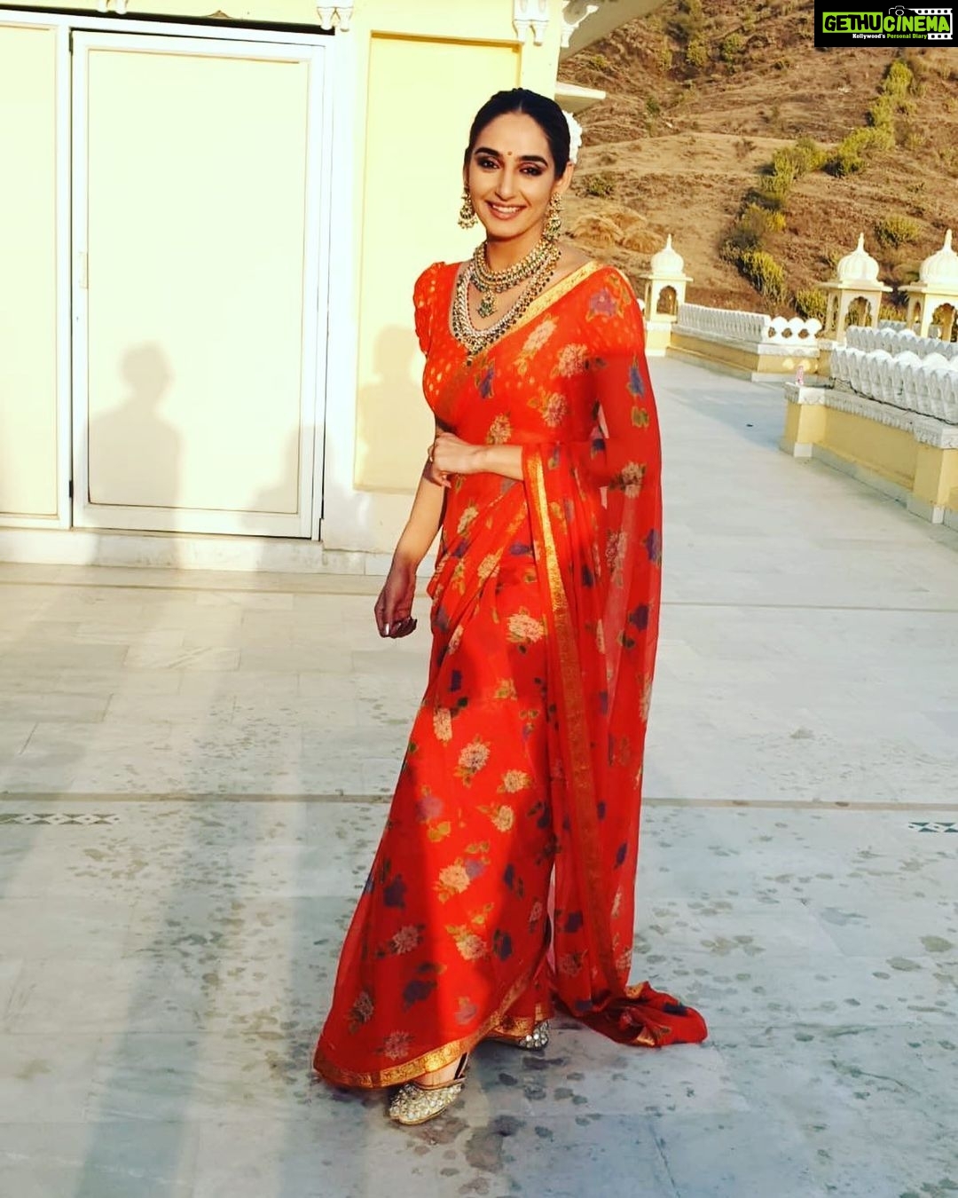 Ragini Dwivedi Instagram - Festive dressing and diaries 👸🥳🥰 Stay as modern to stay to ur roots #raginidwivedi #poser #festivejewellery #vintagestyle #sareelove #poser #pride #actor #influencer #socialworker #entrepreneur #motivationalspeaker