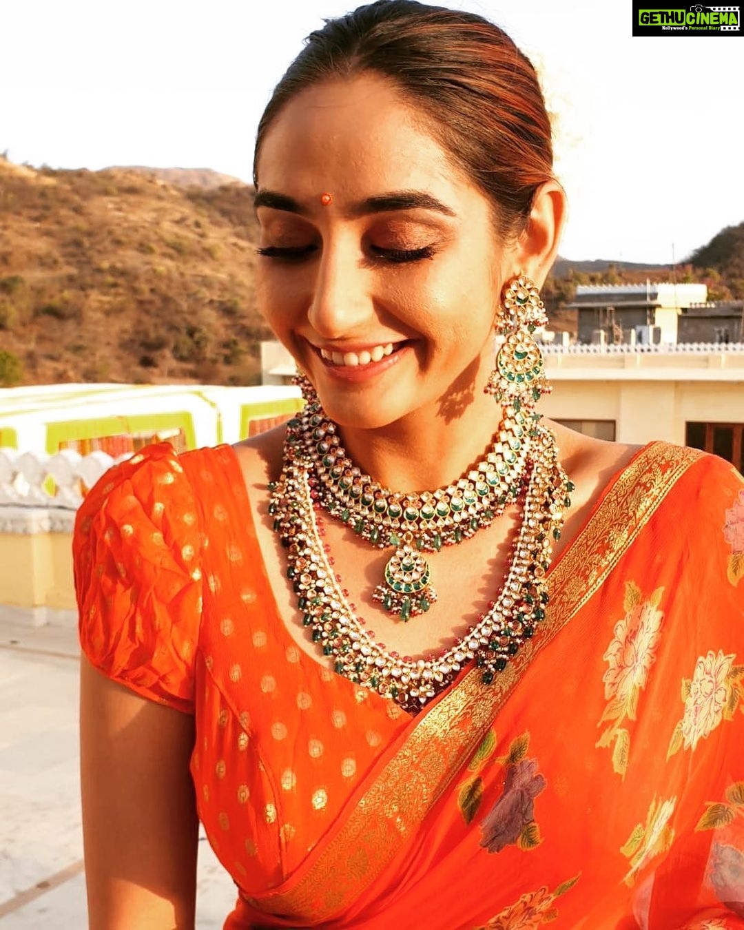 Ragini Dwivedi Instagram - Let it shine ππ Outfit and styling @rudrakshdwivedi Jewellery @amrapalijewels Hair and makeup @rraginidwivedi π» Shot by @robbyitis #Ragini dwivedi #poser #sareelove #forever #ethnicwear #festivalseason #lovenlight