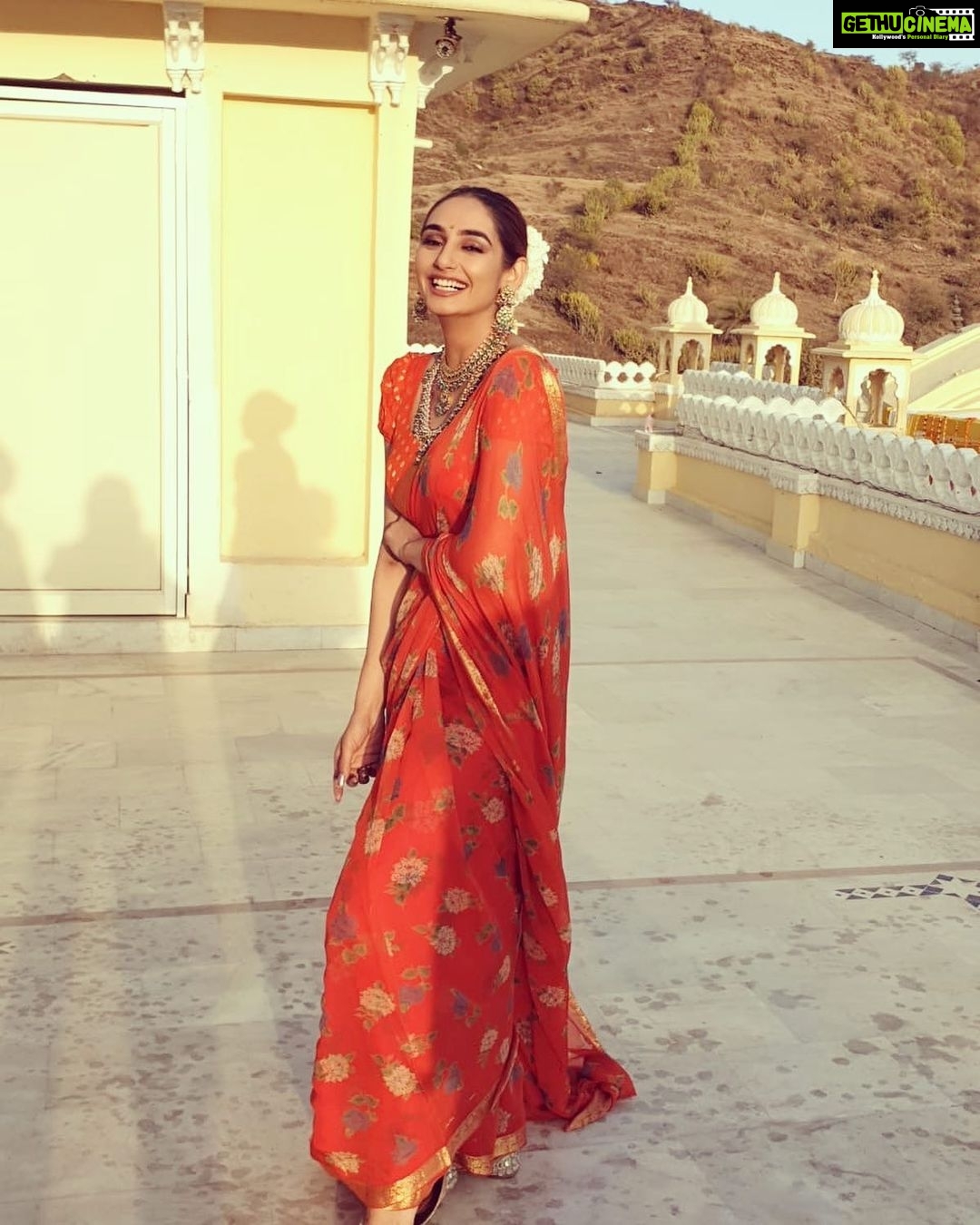 Ragini Dwivedi Instagram - Learnt only to love and smile always πΈπ Gauri Ganesha subhashyegalu nimgu Keep the vibe the tribe and the rest will come to you in return #spreadpositivity #lovenlight #indian #sareelove #festival