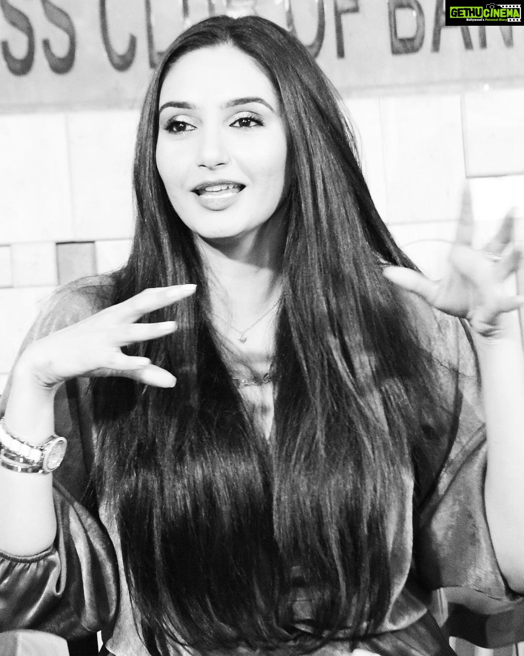 Ragini Dwivedi Instagram - SEEMS LIKE POLAROID OF HAIR 🤭🤣 Ps: loving the long straight hair what do u think ?? For : DIVYANG T10 press meet At : Press club Bengaluru #raginiswivedi #workmode #poser #loveyourself #lovenlight #bengalurudiaries #karnataka #live #positivevibes #smilemore #pressmeet