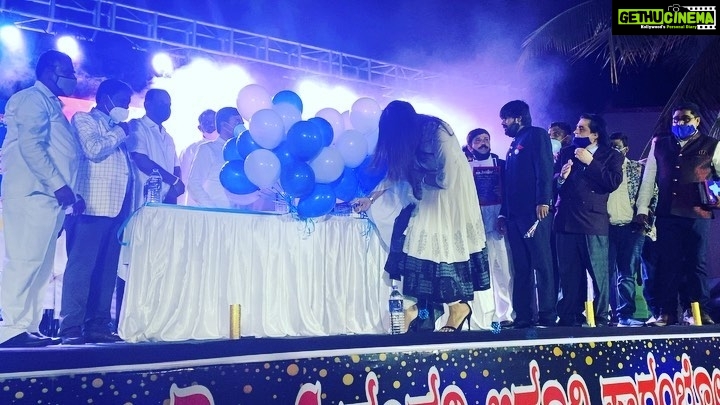 Ragini Dwivedi Instagram - DRINKING WATER @ Rs 9.90 🥳 Revolution begins when u make an effort to create change ❤️🥳🥳 Introducing the brand with mineral water the basic necessity of us all now u can afford it easily i feel honoured and blessed to be able to do this after lots of hard work with my team of Super Good ❤️❤️ #affordablecommodities #water #launchpad #waterforallpeople Karnataka