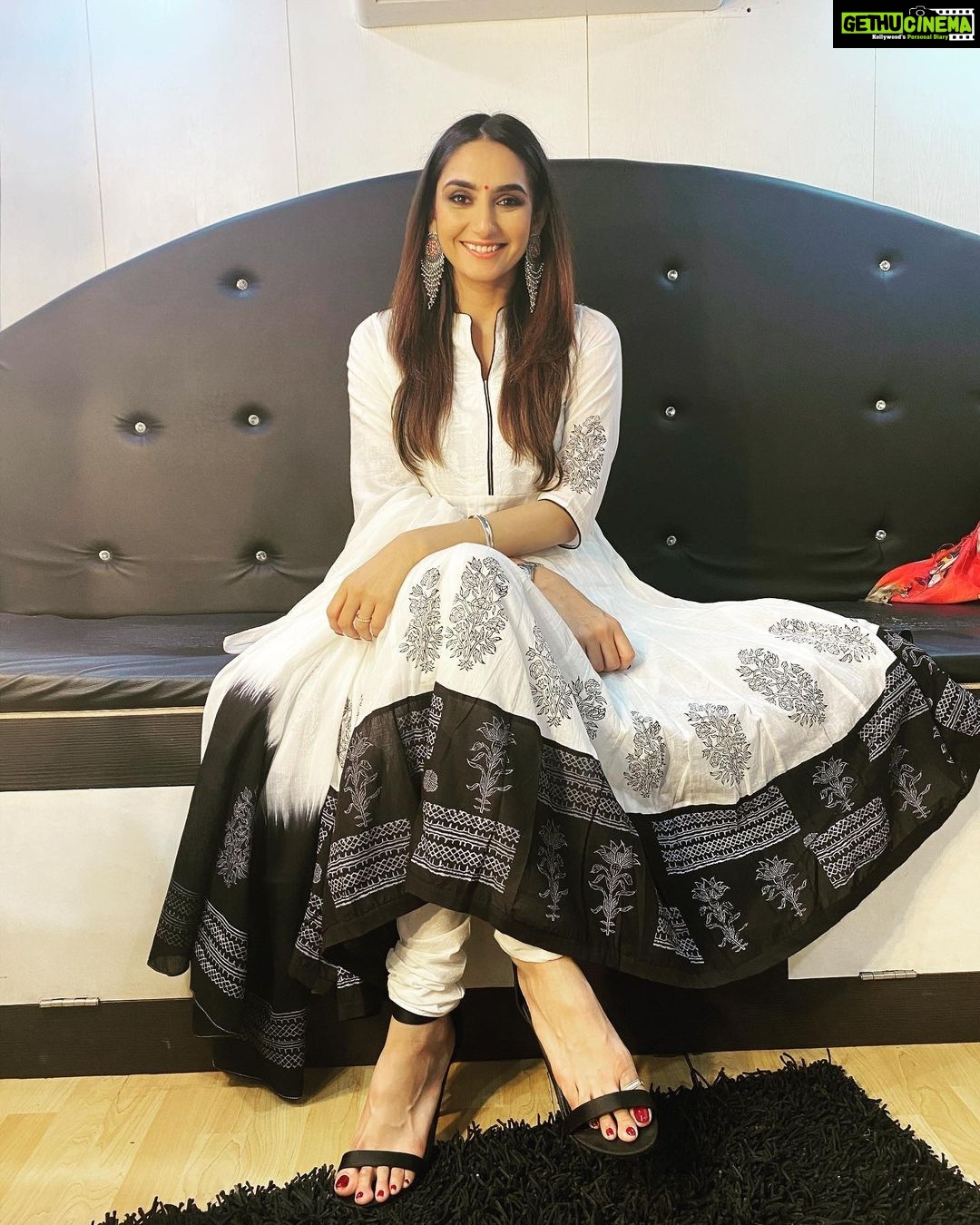 Ragini Dwivedi Instagram - SUPER DISCOUNT LAUNCH This project and company is very important and special to me .... To be able to help people is a blessing and I take full responsibility of that #SuperDiscount gives you all that .... Outfit @bibaindia and styling @rudrakshdwivedi makeup and hair @makeupstudio.academy.gng @glossnglass.salon ❤️ Shot by @raveenasrai 😘😘 #staytuned #forthepeoplefromthepeoplebythepeople Ruppi's Resort