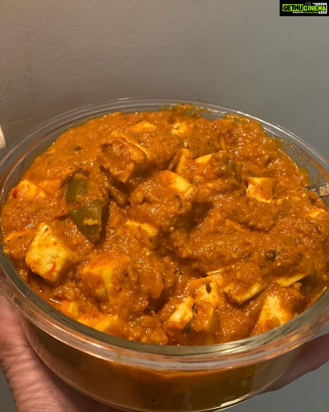 Ragini Dwivedi Instagram - #RDKITCHEN KA #PANEERLASOONI ❤️ The week started with this fabulous recipe of an authentic punjabi dish which I’m so fond of and the recipe is from a chef I think is fantastic the food he makes makes u smile and is so easy to cook Great job @yourfoodlab @sanjyotkeer With the food Guys do check out this special one it’s a shout-out 🥰 #raginidwivedi #homecooking #homemade #love #rdkitchen #loveforfood #punjabifood
