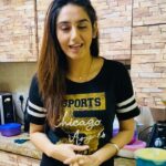Ragini Dwivedi Instagram - #CHICHENCHANGEZI IN #RDKITCHEN ❤️ Just a trailer since the video is long pls tune into the face book page and see the whole amazing food video :) enjoy