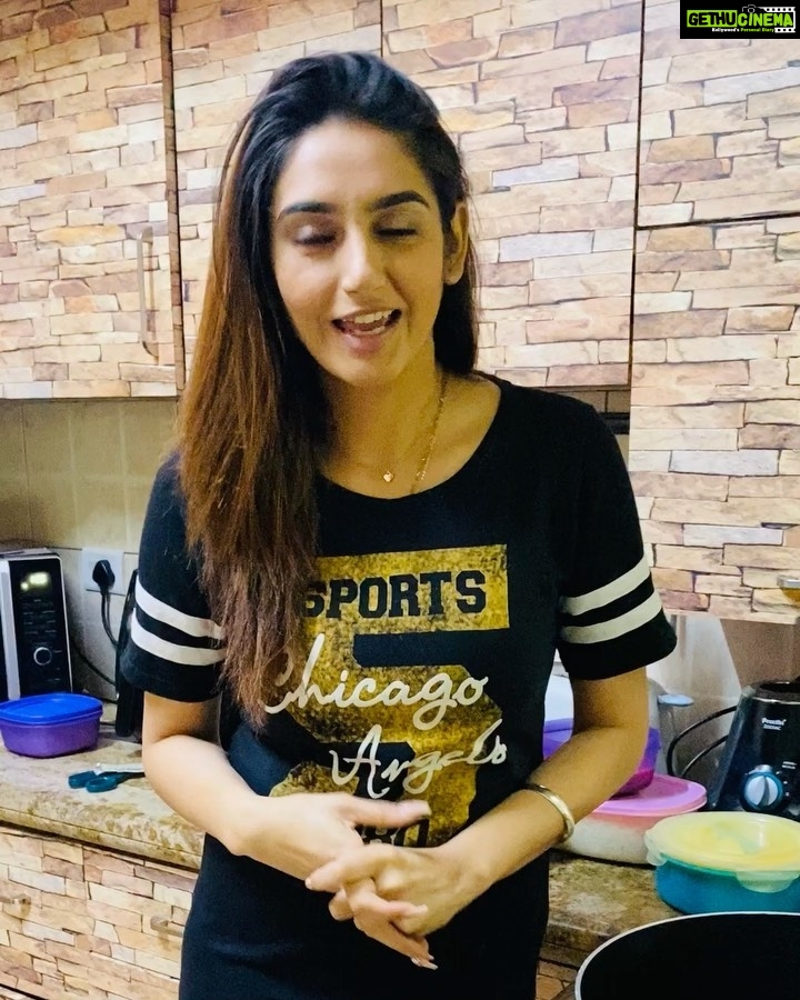 Ragini Dwivedi Instagram - #CHICHENCHANGEZI IN #RDKITCHEN ❤️ Just a trailer since the video is long pls tune into the face book page and see the whole amazing food video :) enjoy