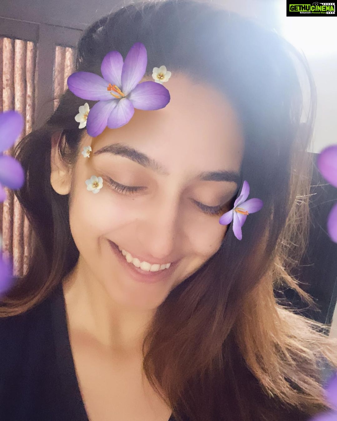 Ragini Dwivedi Instagram - FRIYAYSSS ... stay positive smile 👻 Change your thoughts you can change the world . I say this cause I believe it’s true so my lovelies do try and follow it 👸#love #helpeachother #familytime #instafamily #lovenlight #positivevibes #home #poser Home Sweet Home
