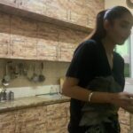 Ragini Dwivedi Instagram - A quick HELLOW with a small cook and some chat just yo cheer you up lots of love and hugs to you keep positive.... we’re going to get through this together #helpeachother