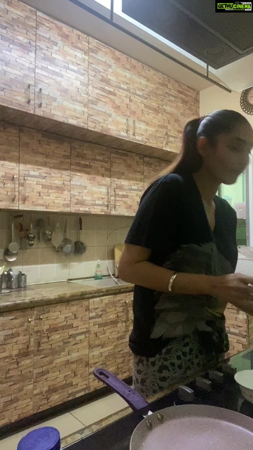 Ragini Dwivedi Instagram - A quick HELLOW with a small cook and some chat just yo cheer you up lots of love and hugs to you keep positive.... we’re going to get through this together #helpeachother