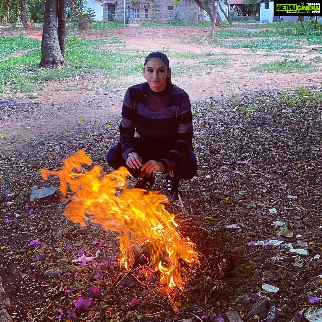 Ragini Dwivedi Instagram - Women who don’t fear fire 🔥 They are FIRE 🔥 #womenempowerment #picoftheday #igniteyourfire #igniteyourlife #lovenlight #workandtravel Karnataka