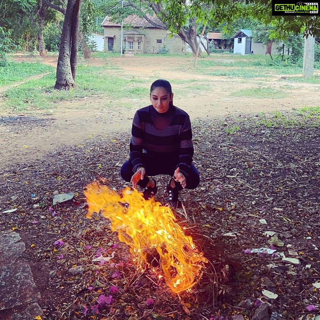 Ragini Dwivedi Instagram - LIGHT ... A fire they canβt put out ππ #raginidwivedi #relatable #runner #actress #explore #fashionista #workhard #smilemore #instagram #instadaily #pride #motivationforlife #firelife # Jaya Mahal