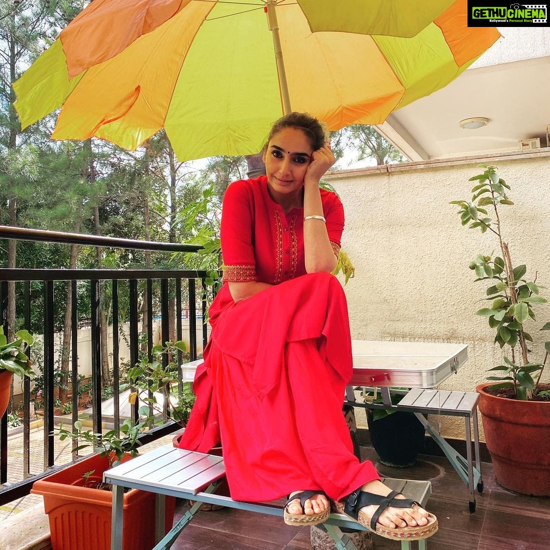 Ragini Dwivedi Instagram - Train your mind to see something good in everything 😍🙇🏼♀️ #raginidwivedi #positivevibes #love #smile #workmode #karnataka #pride #thanks Home Sweet Home