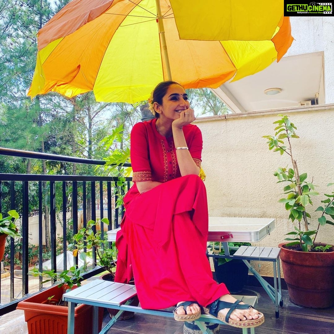 Ragini Dwivedi Instagram - LET THERE BE RED π₯°π #beatingtheodds #positivevibes #lovethis #raginidwivedi #pride #poser #workmode #actor #enterpreneur #influencer #smile #bengalurudiaries #socialwork #purpose Home Sweet Home