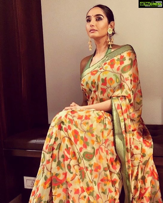 Ragini Dwivedi Instagram - There is nothing wrong in getting exactly what you want from life 🥰🥳 #raginidwivedi #motivation #poser #ethnicwear #sareelove #indian #southindian #karnataka #actor #influencer Karnataka