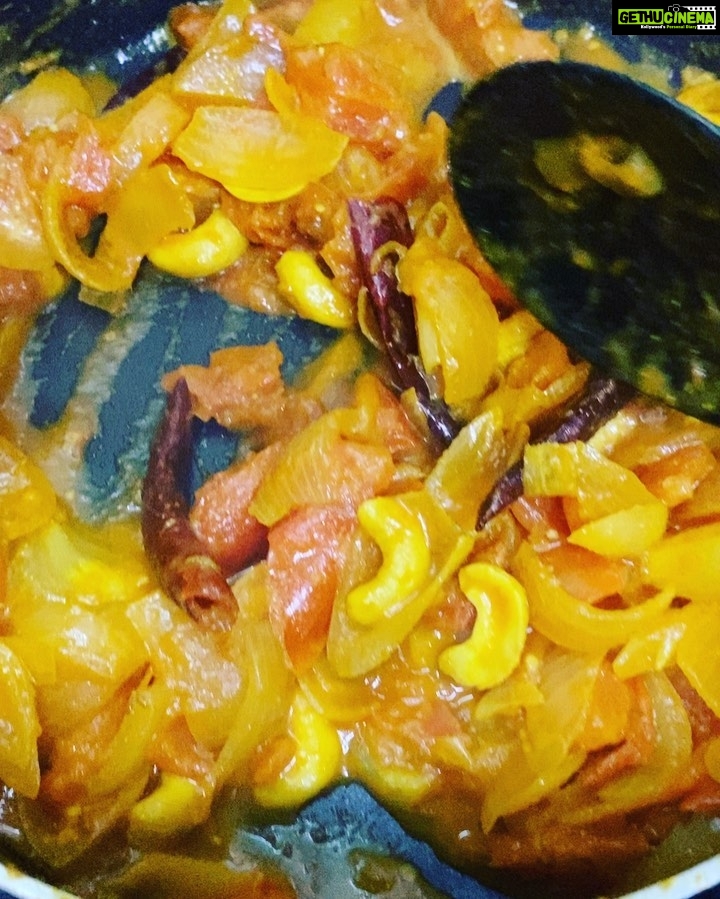 Ragini Dwivedi Instagram - #RDKITCHEN KA #PANEERLASOONI ❤️ The week started with this fabulous recipe of an authentic punjabi dish which I’m so fond of and the recipe is from a chef I think is fantastic the food he makes makes u smile and is so easy to cook Great job @yourfoodlab @sanjyotkeer With the food Guys do check out this special one it’s a shout-out 🥰 #raginidwivedi #homecooking #homemade #love #rdkitchen #loveforfood #punjabifood