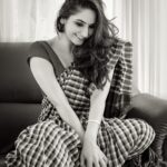 Ragini Dwivedi Instagram – BE FEARLESS ❤️ Series part 2 
Shot by @kiran.venkataramanappa 
Makeup and hair @dileep_mua 
Team @rohini @shiva.kumars.54584 

#raginidwivedi #photoshoot #photoshoot #actorslife #actor #sandalwood #sandalwoodactress #instagram #instagood #saree #indianwear #ethnicwear  #letworktogether #teamwork #happiness💕 #prid #love Bangalore, India