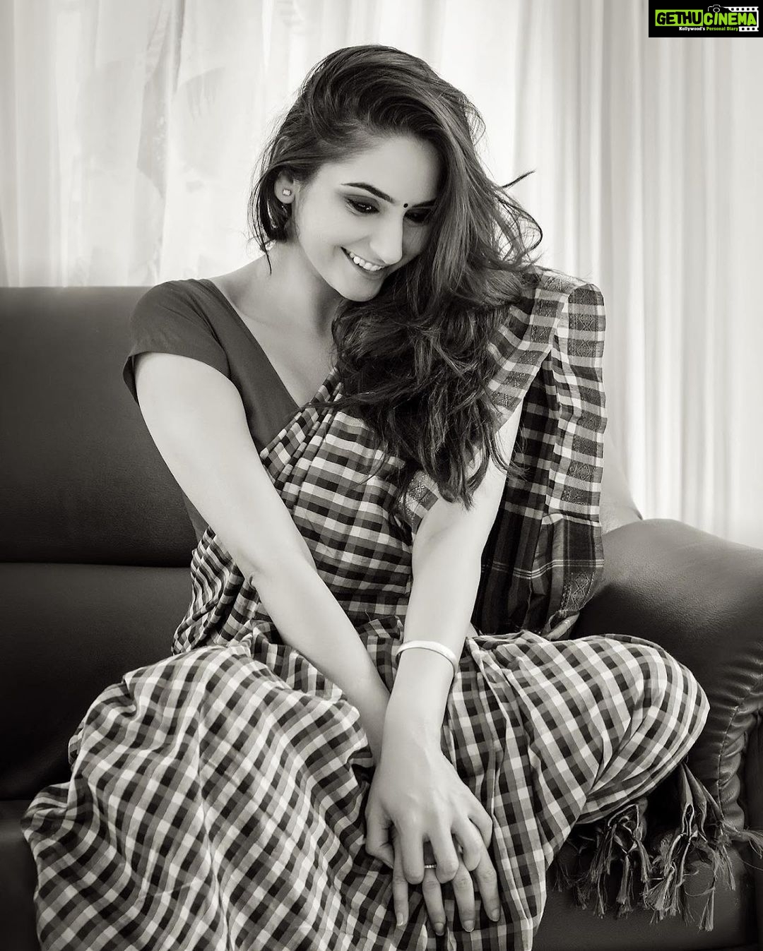 Ragini Dwivedi Instagram - BE FEARLESS ❤️ Series part 2 Shot by @kiran.venkataramanappa Makeup and hair @dileep_mua Team @rohini @shiva.kumars.54584 #raginidwivedi #photoshoot #photoshoot #actorslife #actor #sandalwood #sandalwoodactress #instagram #instagood #saree #indianwear #ethnicwear #letworktogether #teamwork #happiness💕 #prid #love Bangalore, India