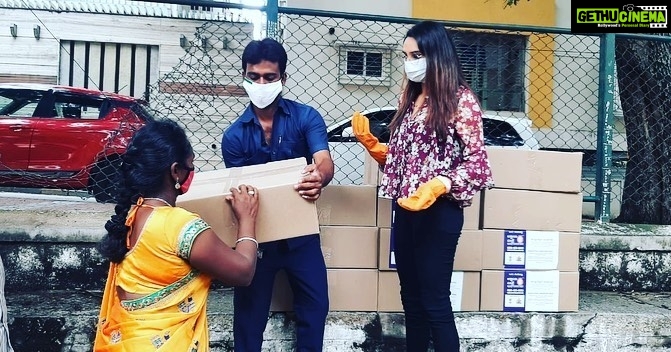 Ragini Dwivedi Instagram - RDWELFARE WITH COBBLERS ❤️ We the team of #rdwelfare are thrilled to help people in need and are so happy that we get inputs from all across to help truly in need 25 families who didn’t have food money or rations we’re helped today and I’m so proud ❤️ #helpeachother #socialworker #influencer #actor #friend #pride #love #rationkits #akshaypatra Bangalore, India