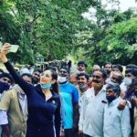 Ragini Dwivedi Instagram – RDWELFARE RATION KITS ❤️😊
We did kits for around 50 #autodrivers in the afternoon they’re in a lot of trouble guys let’s all help them and use the clean and safe autos as well 
And yes we had to come close to each other for this picture because at the back there is a line of auto rickshaws that we wanted to cover and show #helpeachother #lovenlight #raginidwivedi #pride #standtogether #selfietime #love #bengaluru Bangalore, India