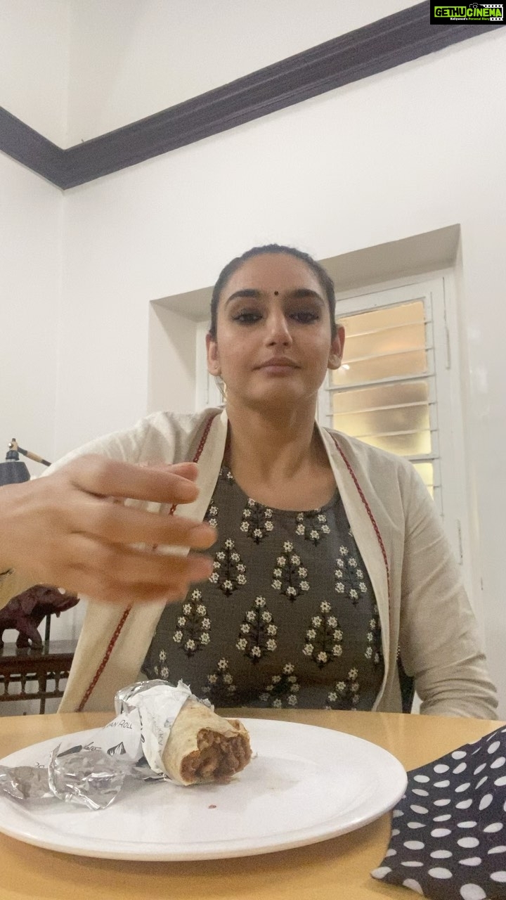 Ragini Dwivedi Instagram - This place has super cool #diyrolls made to order ... and amazing options of veg and non veg food... a tiny place but absolutely hygienic and safe ...Check it out you all π₯³π #foodstagram #diymeals #foodporn #mukbang #lovetoeat #rolls #eatlocal #watchmeeat #supportsmallbusiness #smallbusiness #smallbusinesssupport