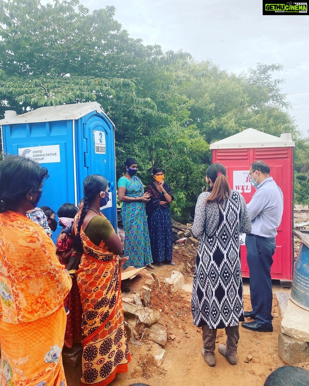 Ragini Dwivedi Instagram - Revisited the migrant slums today to talk to women and set up bathing area for them. A little step to secure the lives with dignity. RDWELFARE AND CCG have successfully installed a mobile bathroom and restroom at the colony with 700 meals a day ❤️❤️ #rdwelfare #lovenlight #helpeachother #migrantworkers Lingarajapura