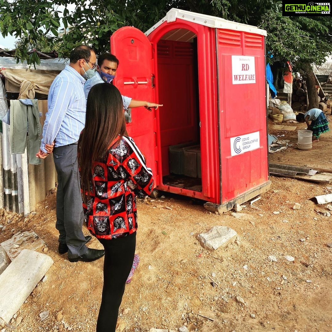 Ragini Dwivedi Instagram - MOBILE TOILET FOR WOMEN MIGRANTS We at #Rdwelfare are extremely sensitive about the sanity and needs of women This migrant workers are in deep need of help and we all must help them find a new life or help them settle 😓we started by doing our bit and want to do much more I urge the people to pls come forward and make this change happen. #rdwelfare #migrantworkers #family #bengalurudiaries #helpeachothergrow Lingarajapura