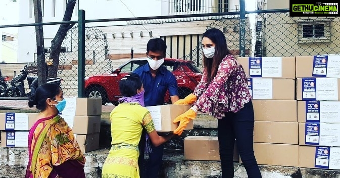 Ragini Dwivedi Instagram - RDWELFARE WITH COBBLERS ❤️ We the team of #rdwelfare are thrilled to help people in need and are so happy that we get inputs from all across to help truly in need 25 families who didn’t have food money or rations we’re helped today and I’m so proud ❤️ #helpeachother #socialworker #influencer #actor #friend #pride #love #rationkits #akshaypatra Bangalore, India