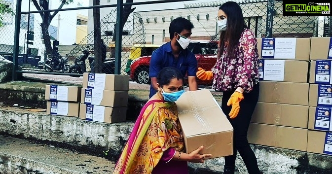 Ragini Dwivedi Instagram - RDWELFARE WITH COBBLERS ❤️ We the team of #rdwelfare are thrilled to help people in need and are so happy that we get inputs from all across to help truly in need 25 families who didn’t have food money or rations we’re helped today and I’m so proud ❤️ #helpeachother #socialworker #influencer #actor #friend #pride #love #rationkits #akshaypatra Bangalore, India
