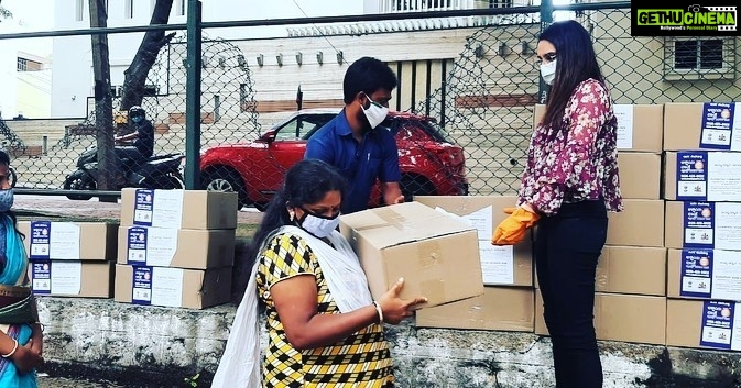 Ragini Dwivedi Instagram - RDWELFARE WITH COBBLERS ❤️ We the team of #rdwelfare are thrilled to help people in need and are so happy that we get inputs from all across to help truly in need 25 families who didn’t have food money or rations we’re helped today and I’m so proud ❤️ #helpeachother #socialworker #influencer #actor #friend #pride #love #rationkits #akshaypatra Bangalore, India