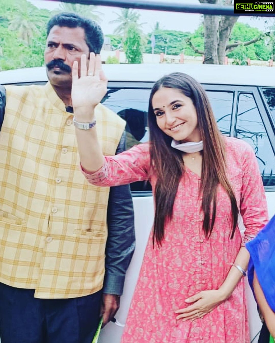 Ragini Dwivedi Instagram - WORLD ENVIRONMENTAL PROTECTION #RDWELFARE did a campaign today with the cubbon park walkers association to raise awareness on the rising #UVINDEX of this amazing city we once called the #GardenCity .... It’s our city guys let’s. Make the change happen #carenthusiast #pride #bengalurudiaries #lovefornature #love #environmentalist #socialactivism #poser #savetheplanet #savetrees Bangalore, India